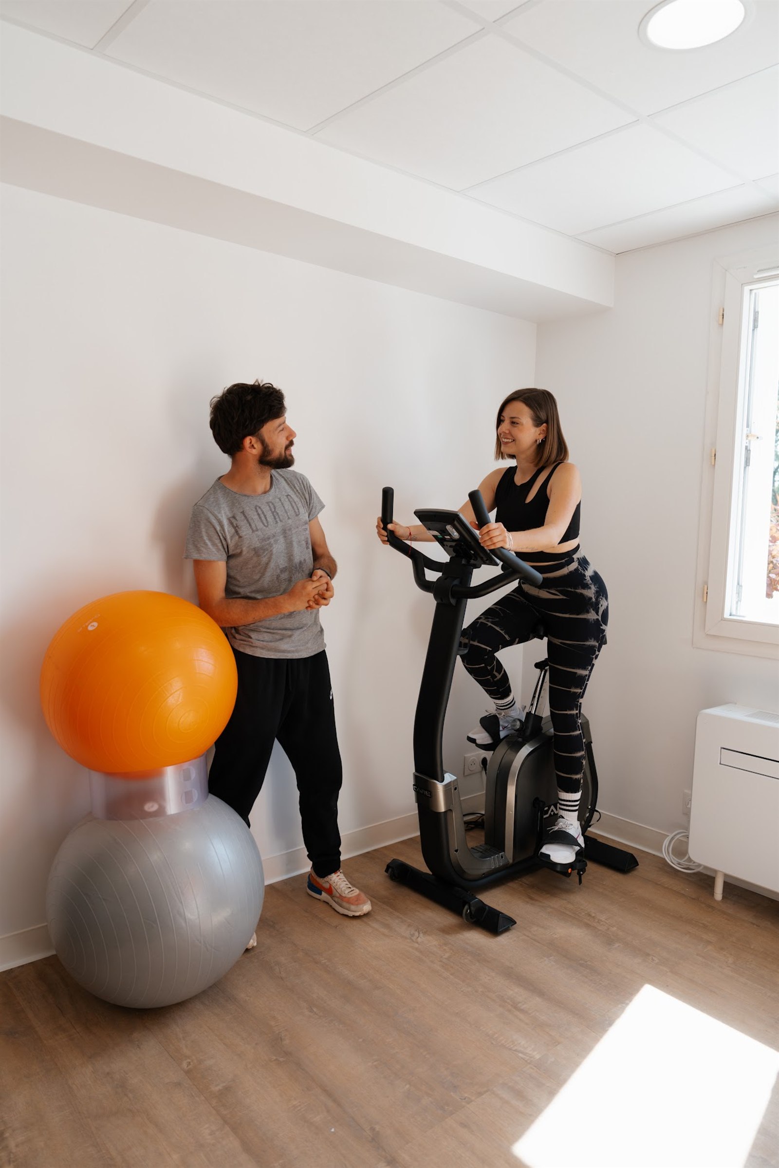 Séance encadrée sur vélo d'appartement au studio PerfoSanté